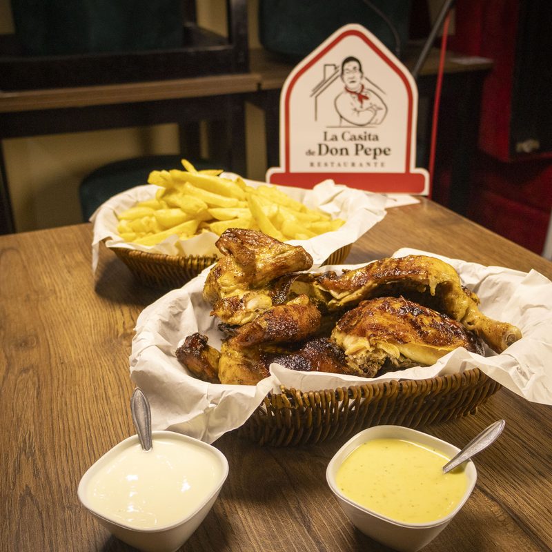 Pollo a la brasa con papas fritas
