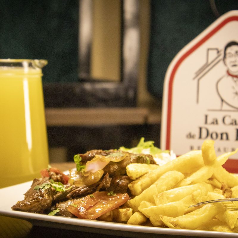 Plato criollo con guarnición y refresco de la casa