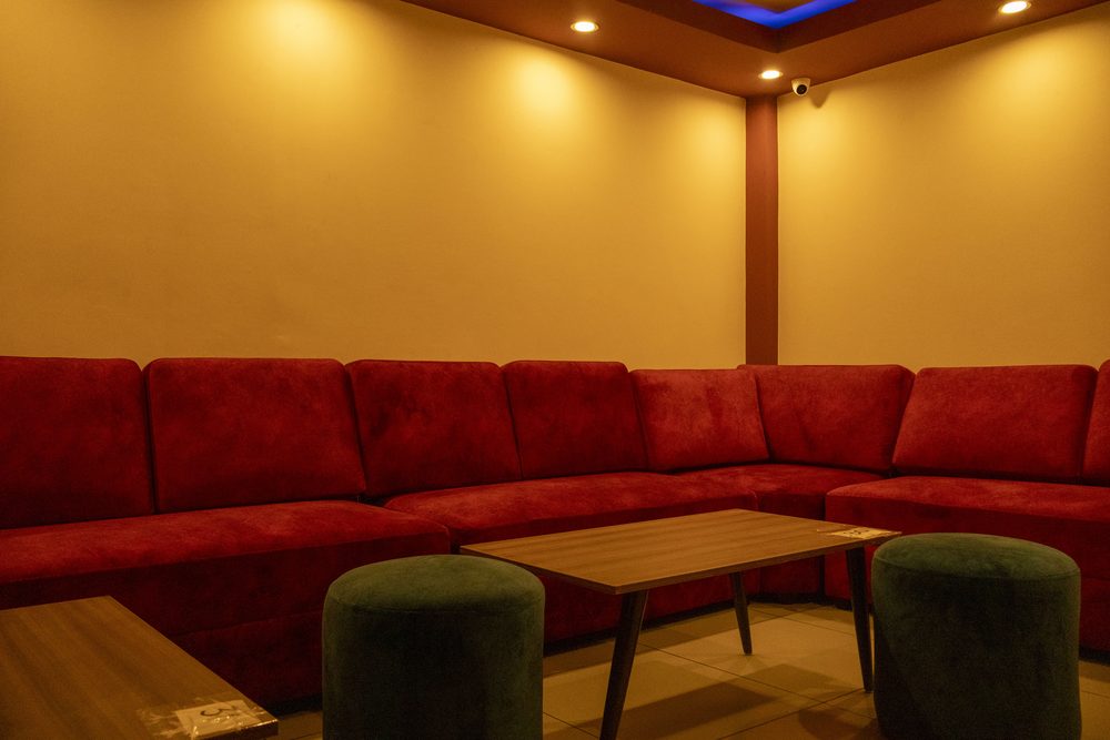 Box privado con mesa y pantalla para grupos