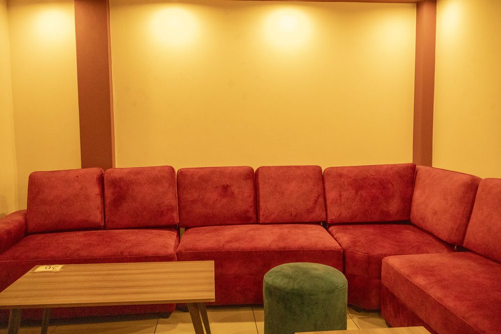 Box privado familiar en el salón de madera